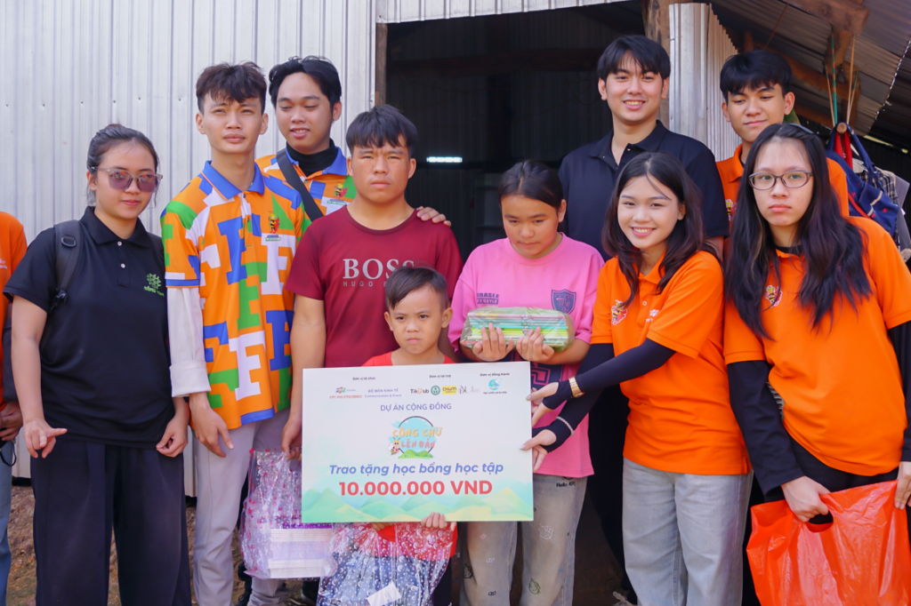 Chương Trình “CÕNG CHỮ LÊN BẢN” Cùng Sinh Viên Trường Cao Đẳng FPT Polytechnic